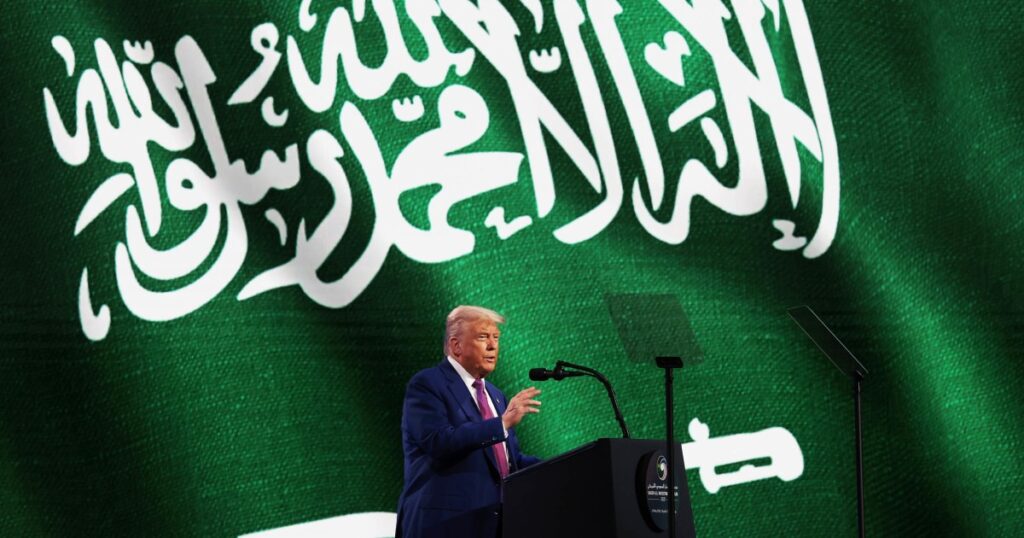 ترامپ به 5.1 تریلیون دلار سرمایه گذاری از خاورمیانه اشاره می کند که دقیقاً واقعی نیستند