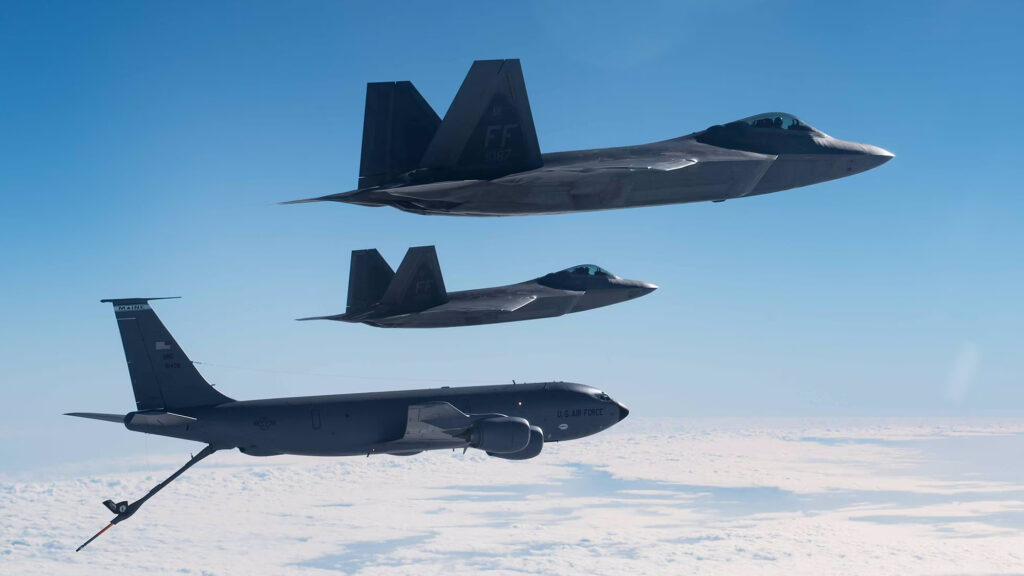 (به روز شده) نیروی هوایی ایالات متحده F-22 و F-35 را به عنوان وضعیت در خاورمیانه تشدید می کند