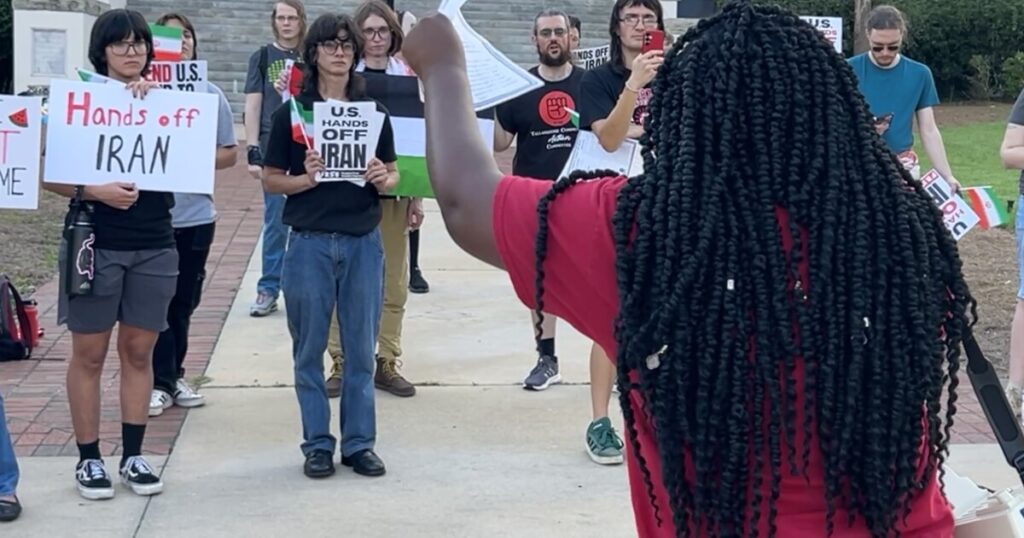 همسایگان Tallahassee اعتراض به درگیری نظامی آمریکا در خاورمیانه