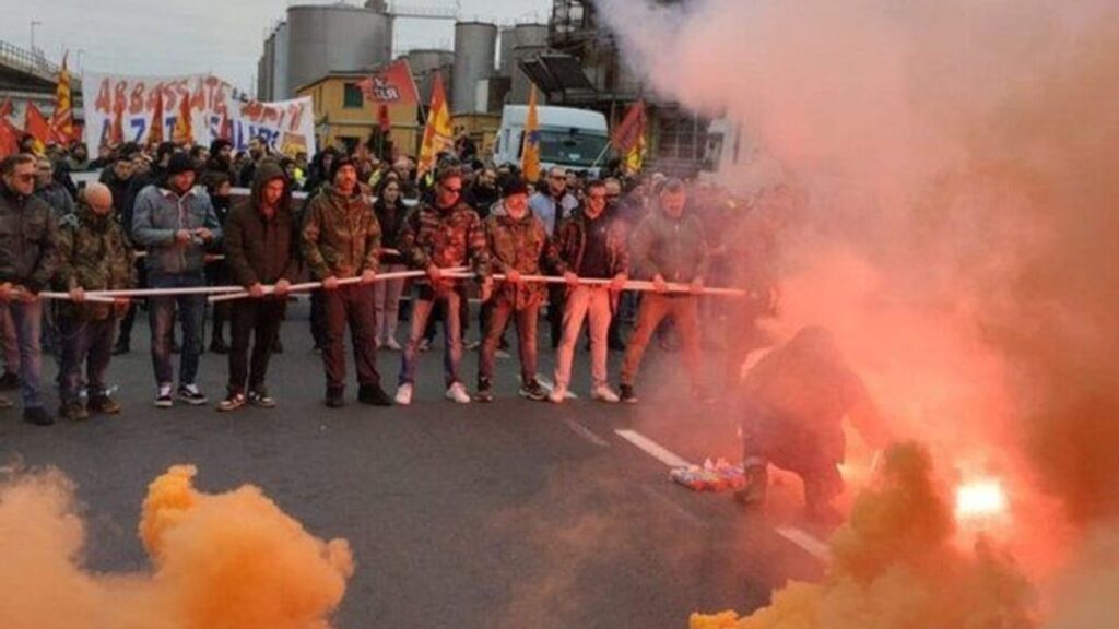 Genoa Dockworkers با تدارکات بحری در مورد حمل و نقل سلاح در میان جنگهای خاورمیانه مقابله می کند