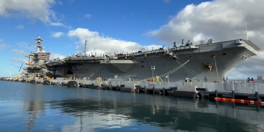 USS Carl Vinson در هونولولو برای بازدید از بندر پس از مأموریت عمده در خاورمیانه