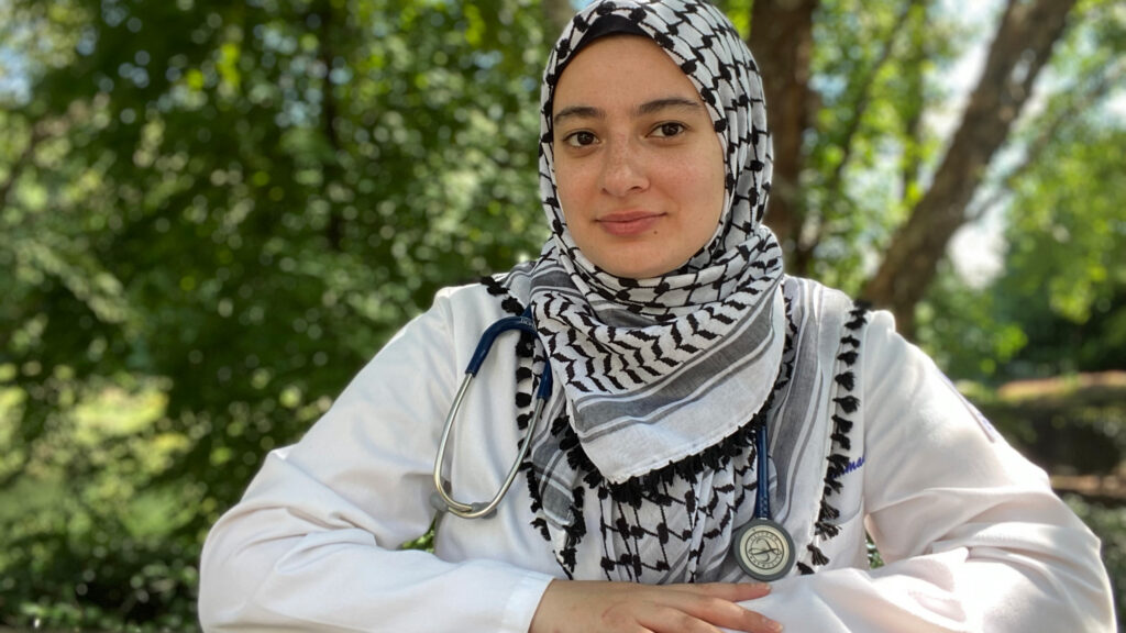 دانش آموزان پزشکی از دانشگاه اموری به دلیل تبعیض شکایت می کنند و می گوید تعلیق وی “حکم اعدام حرفه ای” است
