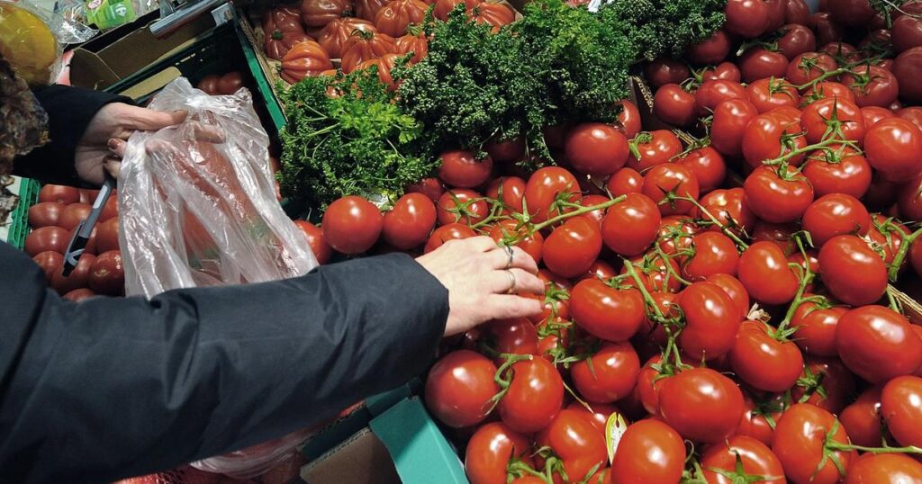 غول خرده فروشی خاورمیانه Carrefour را برای برند محلی رها می کند