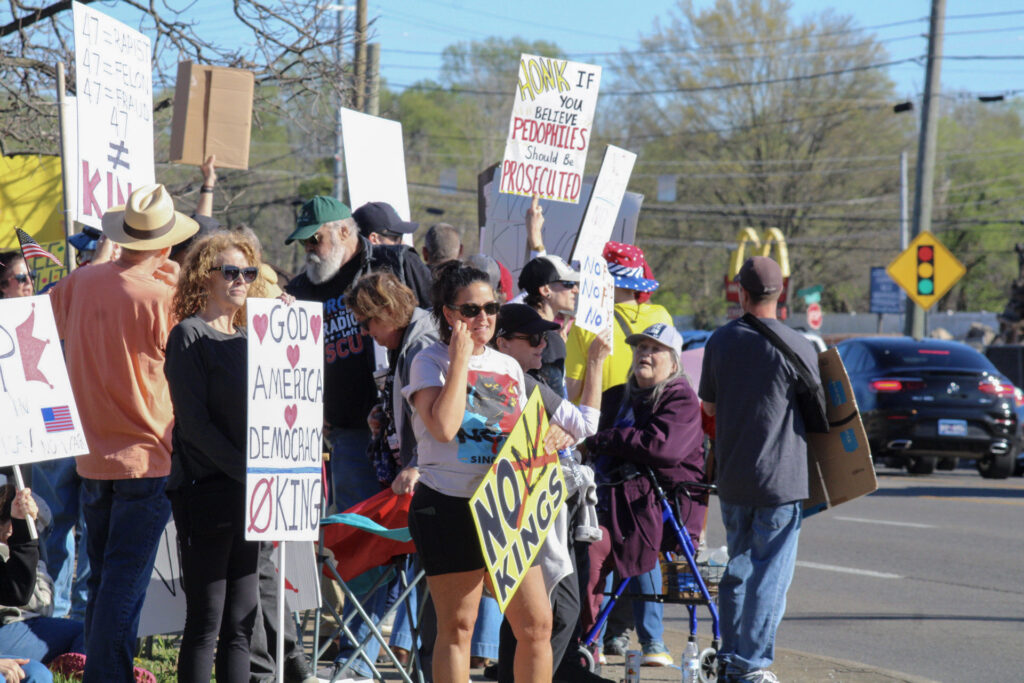 جنگی دیگر در خاورمیانه، اعتراضی دیگر در تنسی میانه – حاشیه های MTSU