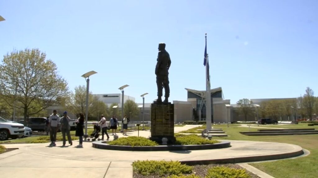 هوابرد 82 | واکنش در فایتویل به اخبار اعزام به خاورمیانه متفاوت است