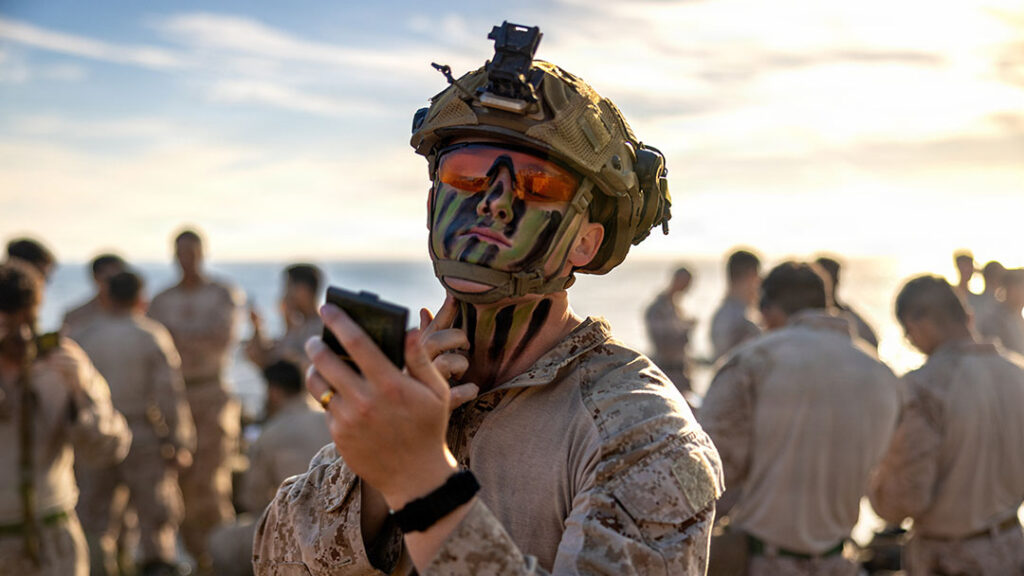 ایالات متحده به کشتی های جنگی بیشتر، هزاران تفنگدار دریایی به خاورمیانه سفارش می دهد