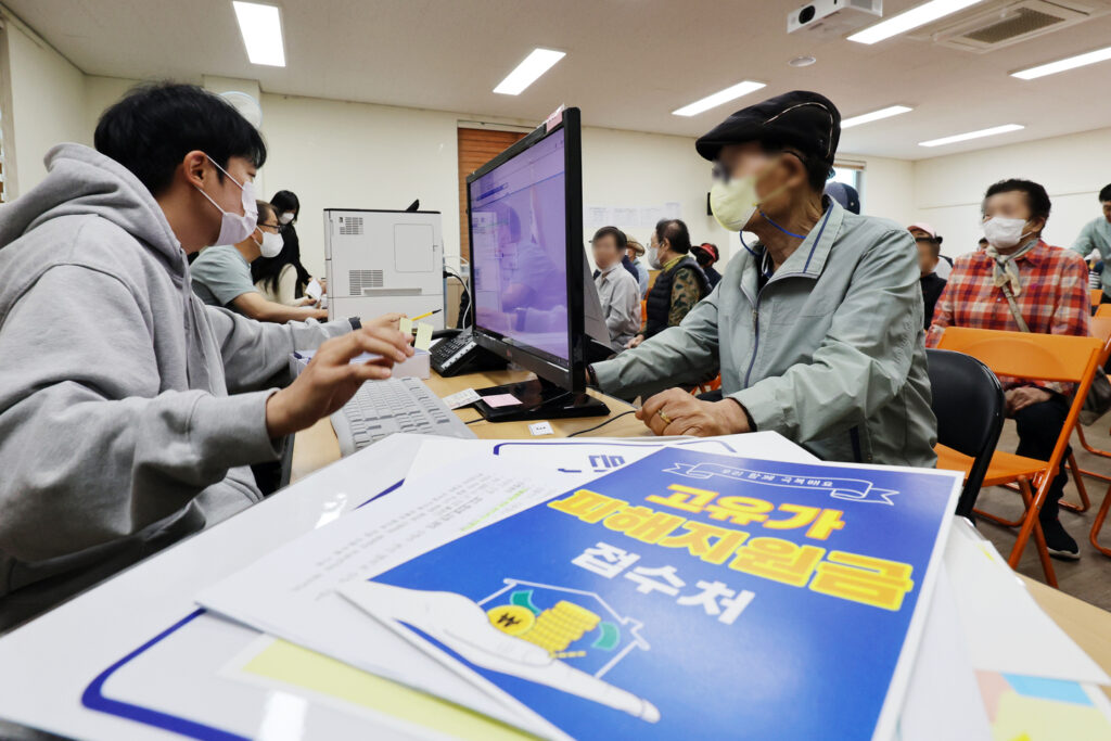 در بحبوحه بحران خاورمیانه، دولت برای گروه های آسیب پذیر کمک های نقدی ارائه می کند