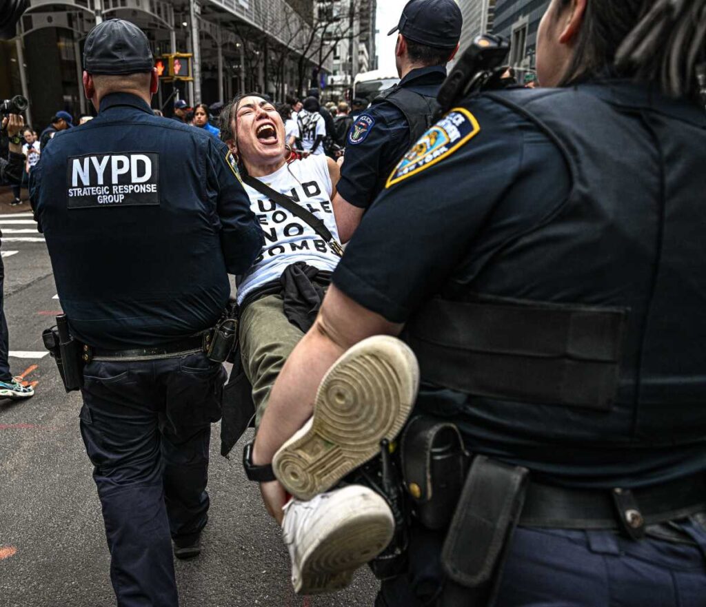 بیش از 80 نفر در جریان تظاهرات جنگ های خاورمیانه در مقابل دفاتر سناتورهای شومر و گیلیبراند در میدتاون دستگیر شدند.