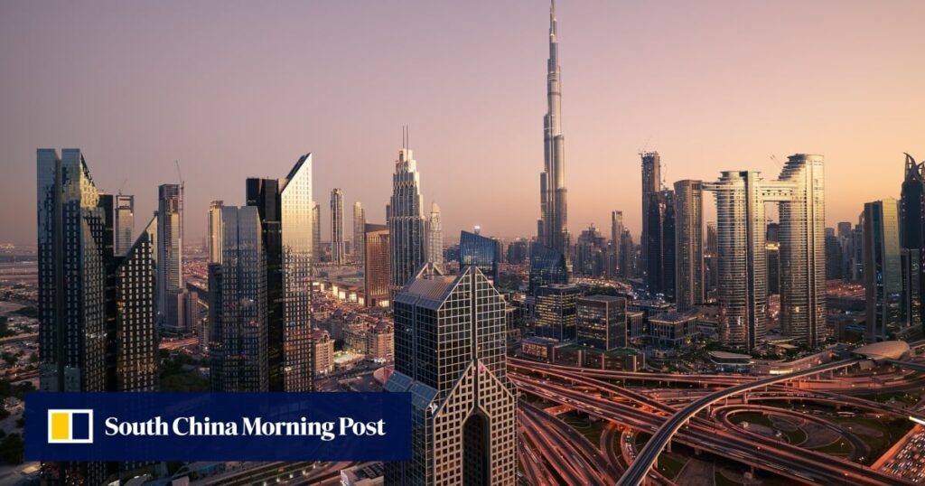 وزیر هنگ‌کنگ می‌گوید: «دیدگاه بلندمدت داشته باشید».