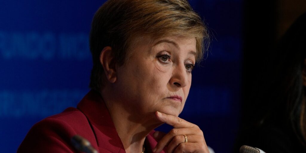 صندوق بین‌المللی پول پیش‌بینی رشد جهانی را کاهش داد و «جنگ در خاورمیانه» را عامل توقف حرکت دانست