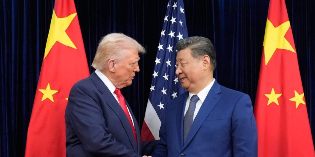 در سال 2011، اوباما گفت که زمان «محور کردن» به آسیا فرا رسیده است – 15 سال بعد، ایالات متحده در یک جنگ دیگر در خاورمیانه قرار دارد.