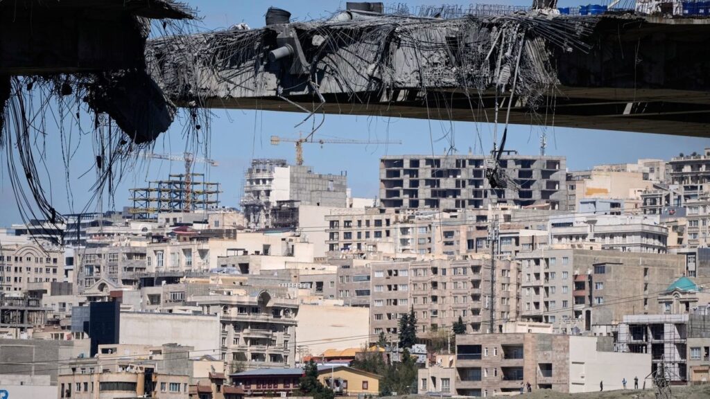 تلویزیون دولتی ایران مدعی است که خلبان جنگنده آمریکایی با تشدید جنگ در خاورمیانه از آسمان ایران خارج شده است