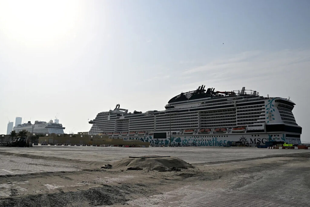 کشتی‌های مسافربری که در خاورمیانه سرگردان شده‌اند، تنگه هرمز را پاکسازی می‌کنند