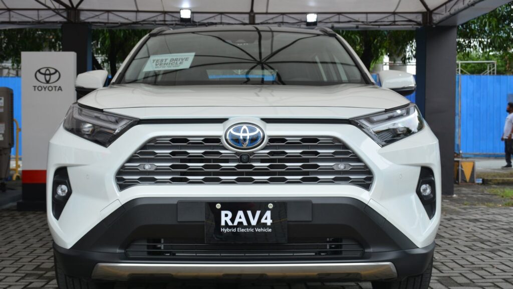 فروش تویوتا در ماه مارس با تغییر RAV4 کاهش یافت و تقاضا در خاورمیانه کاهش یافت