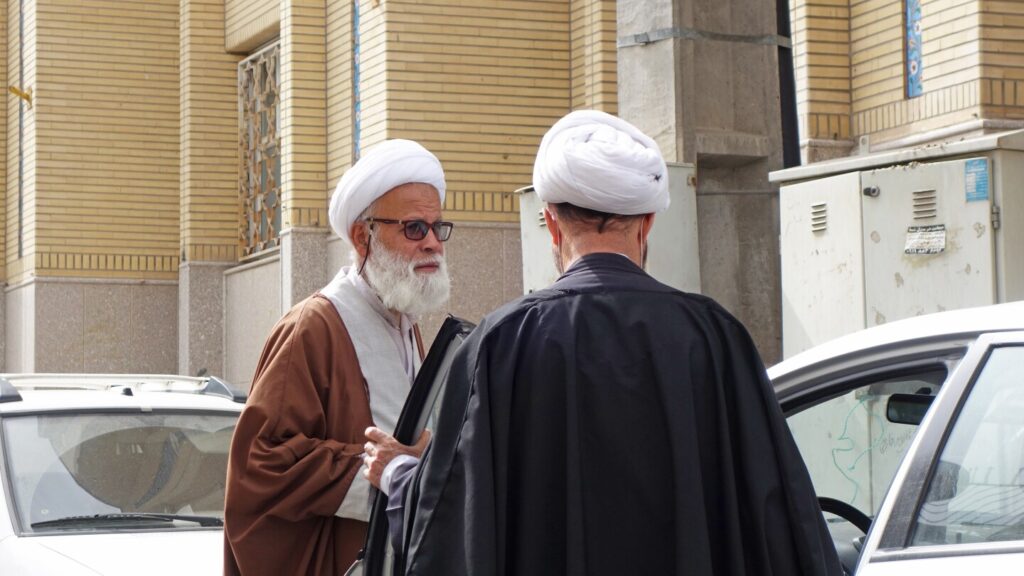 خمس چگونه حاکمیت دولت را به چالش می کشد و خود را ایجاد می کند