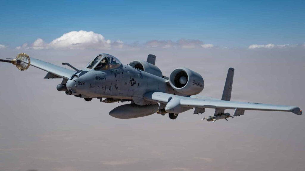 A-10 ها به خاورمیانه اعزام شده اند و اکنون با کاوشگر جدید سوخت گیری و Angry Kitten EW Pod پرواز می کنند A-10 ها به خاورمیانه اعزام شده اند و اکنون با کاوشگر جدید سوخت گیری و Angry Kitten EW Pod پرواز می کنند